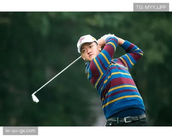 里根·史密斯奥运摘金创纪录，泳坛新星闪耀赛场