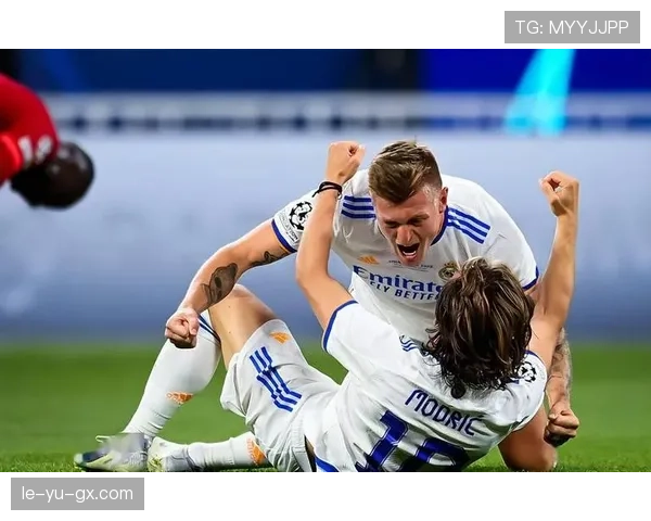 克罗斯助攻闪耀全场，球队全力拼搏彰显强大凝聚力